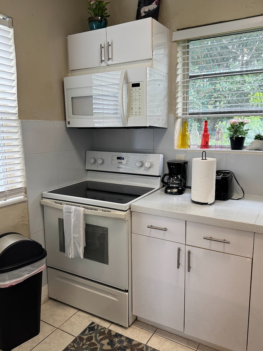 Kitchen - Full size oven, coffee machine, toaster