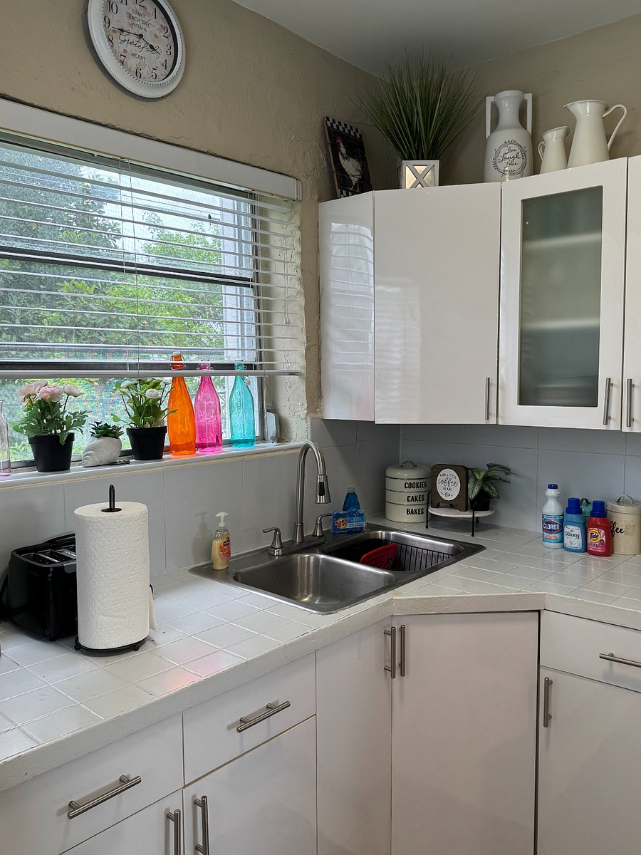 Fully outfitted kitchen - Refrigerator, oven, microwave, toaster, coffee machine, all kitchen utensils, plates, glasses, pots and pans, paper towels