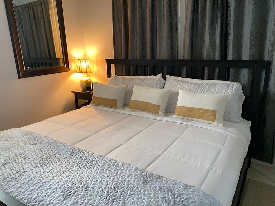 Main bedroom: King size room, alarm, night lamp.
