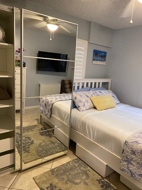 2nd Bedroom: Queen size bed and mirrored closet.
