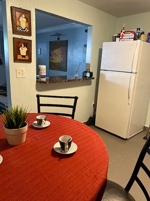 Kitchen: full size refrigerator, kitchen table.