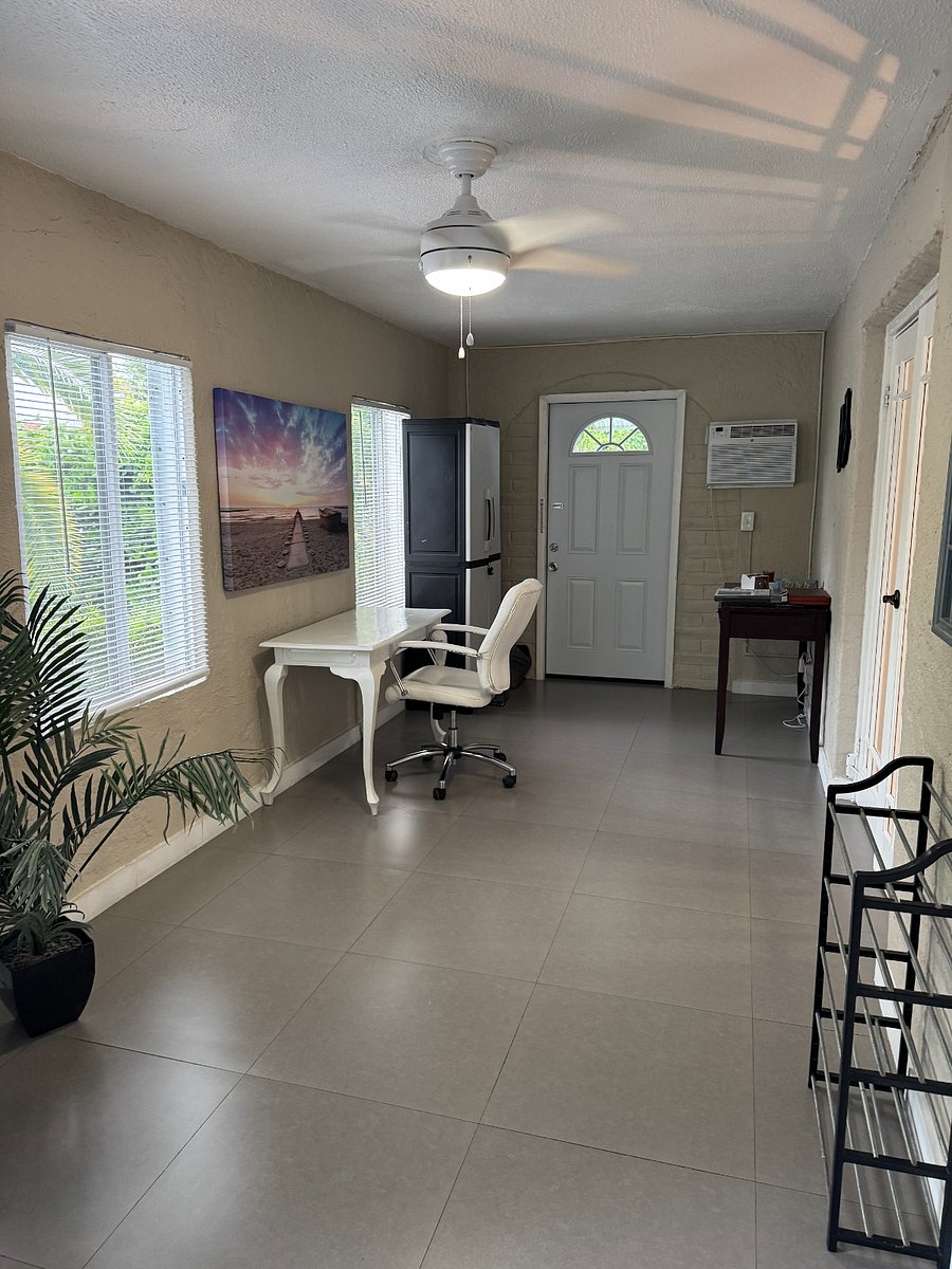 Indoor Patio: Looking the other way