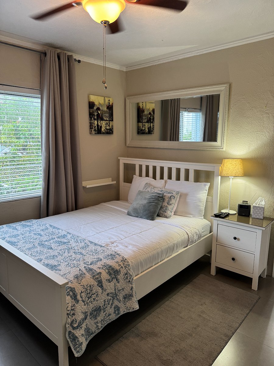 Bedroom #1:  Queen size bed, sheets, covers pillows provided. 