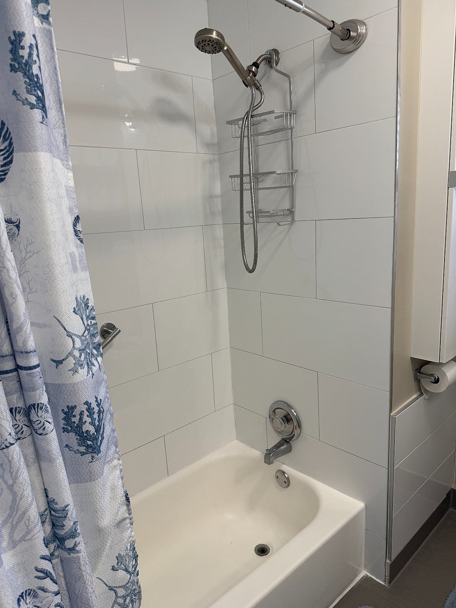 Bathroom: Amenities include a starter set of towels, face cloths, body soap, toilet paper, shampoo, conditioners, toothpaste, and mouthwash.