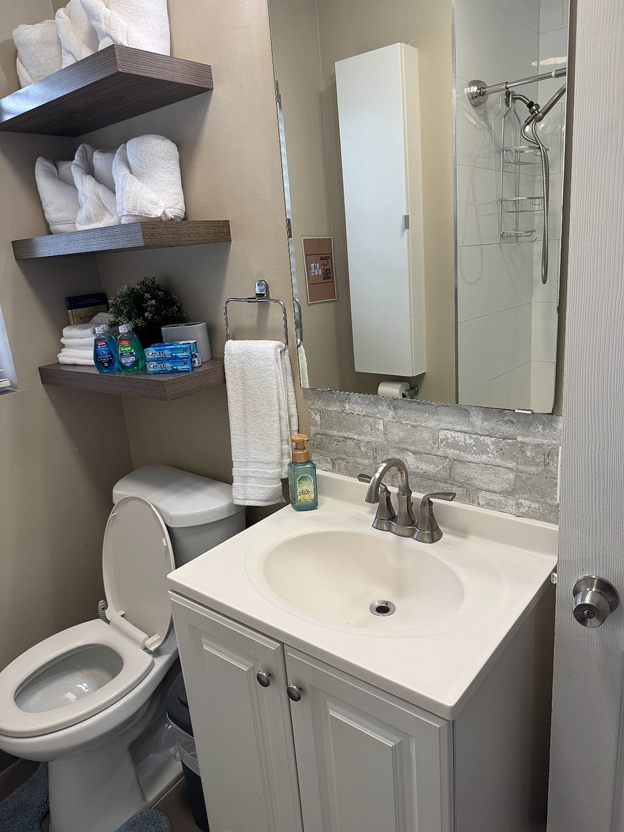 Bathroom: Amenities include a starter set of towels, face cloths, body soap, toilet paper, shampoo, conditioners, toothpaste, and mouthwash.