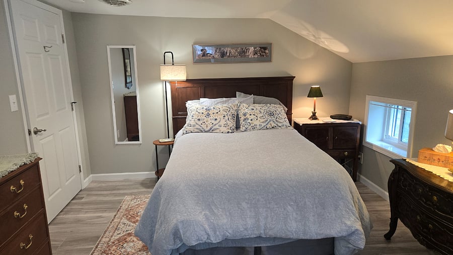 bedroom with queen bed