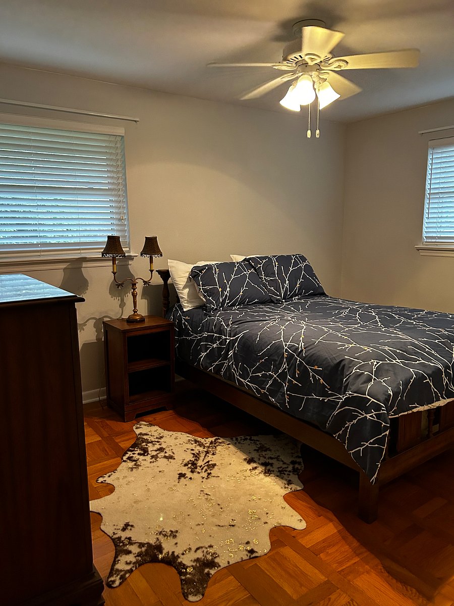 Double bed in guest bedroom 