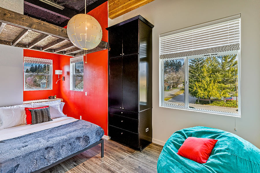 2nd guest room with 1 queen bed and 1 twin day bed.