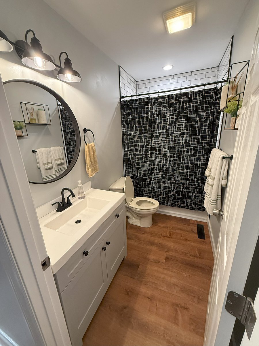 Guest/Hallway Bathroom