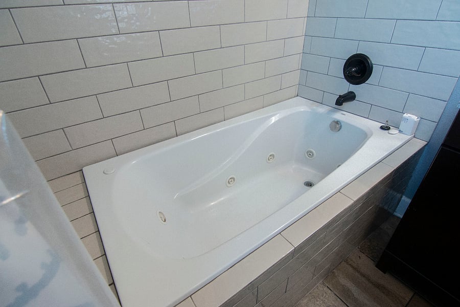 Jetted tub