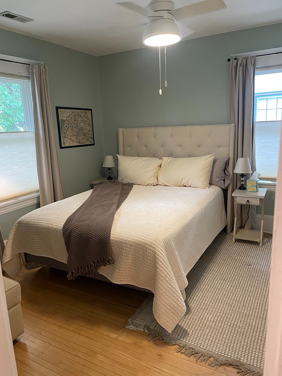 Primary bedroom w/ queen & walk-in closet