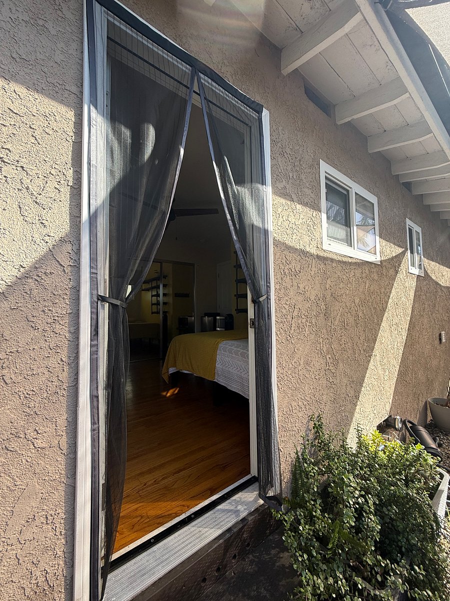 Entrance door with magnetizing screen closure.