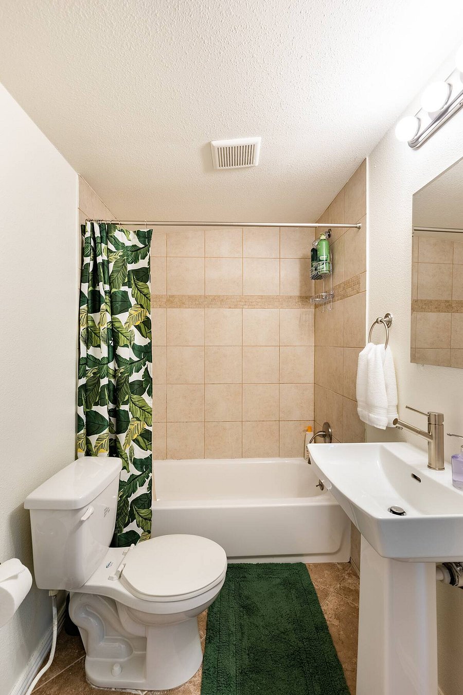 Bathroom with shower/tub and vanity cabinet mirror