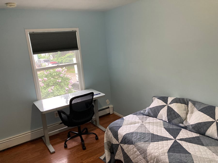 Convertible room/office/3rd bedroom W/electric desk/standup desk & twin memory foam Mattress