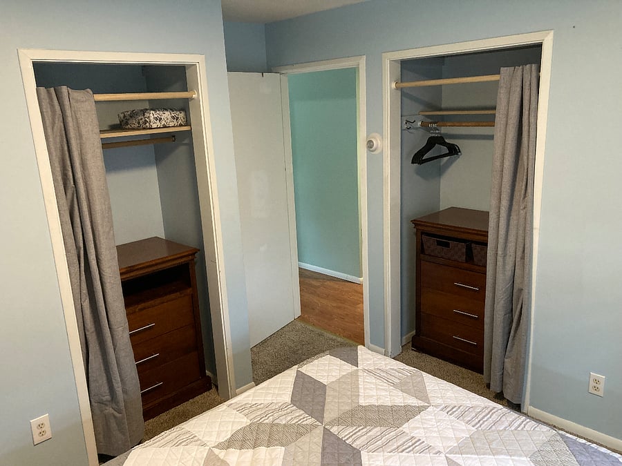 Queen bed room w/2 cosets & dressers