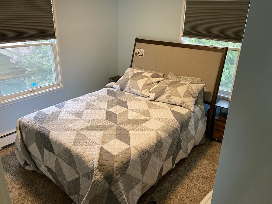 Queen bed room W/ 14" Queen size Casper memory foam mattress & 2 nightstands W/USB ports & 120V outlets