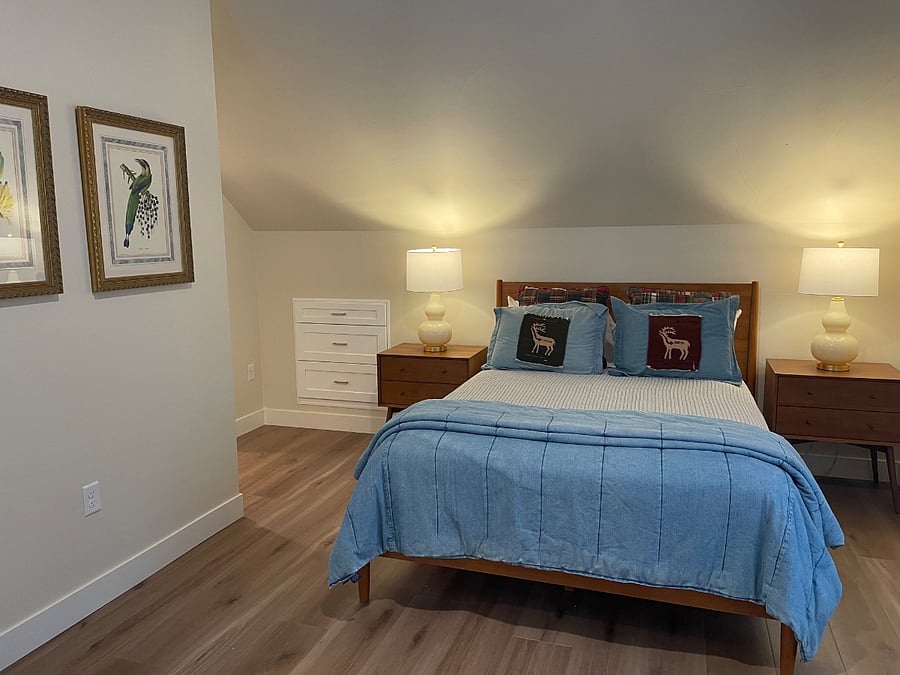 Queen bed with lamps and bedside tables