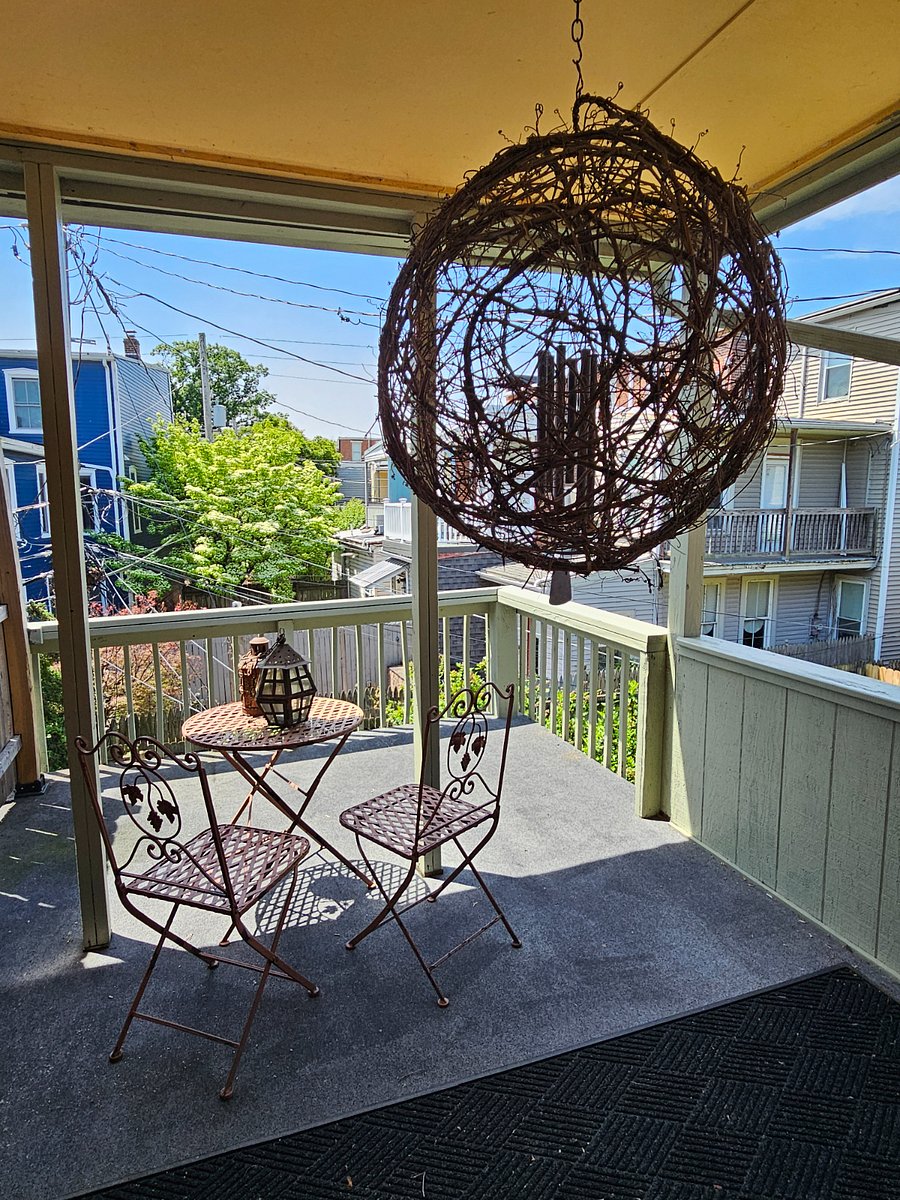 beautiful little 2nd floor balcony off of the BATHROOM?  For those who like to drip dry in the sun... KIDDING