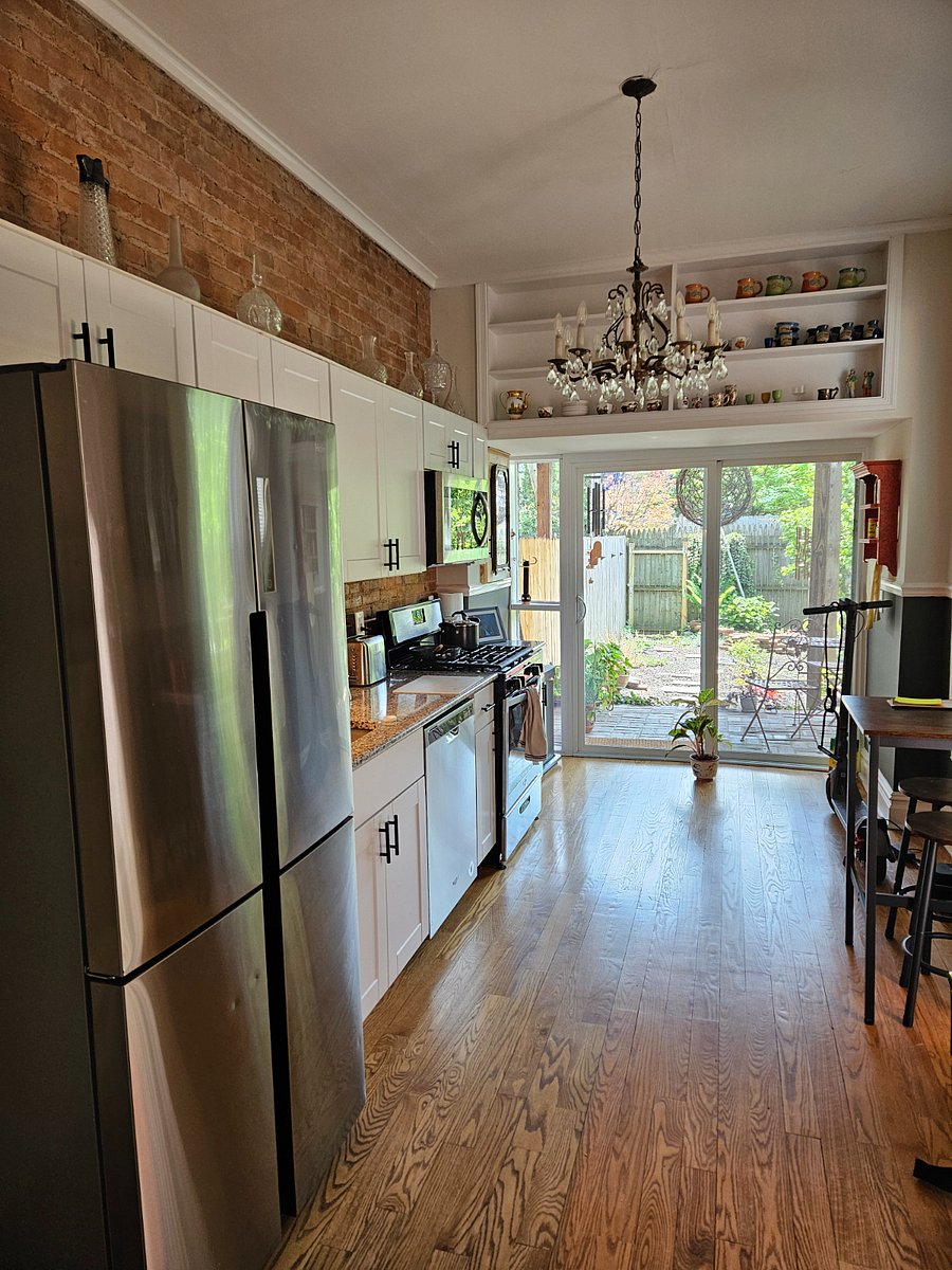 small, but perfect kitchen for a corporate rental, with gas stove & dishwasher making easy work on light meals.  Full size fridge as well.