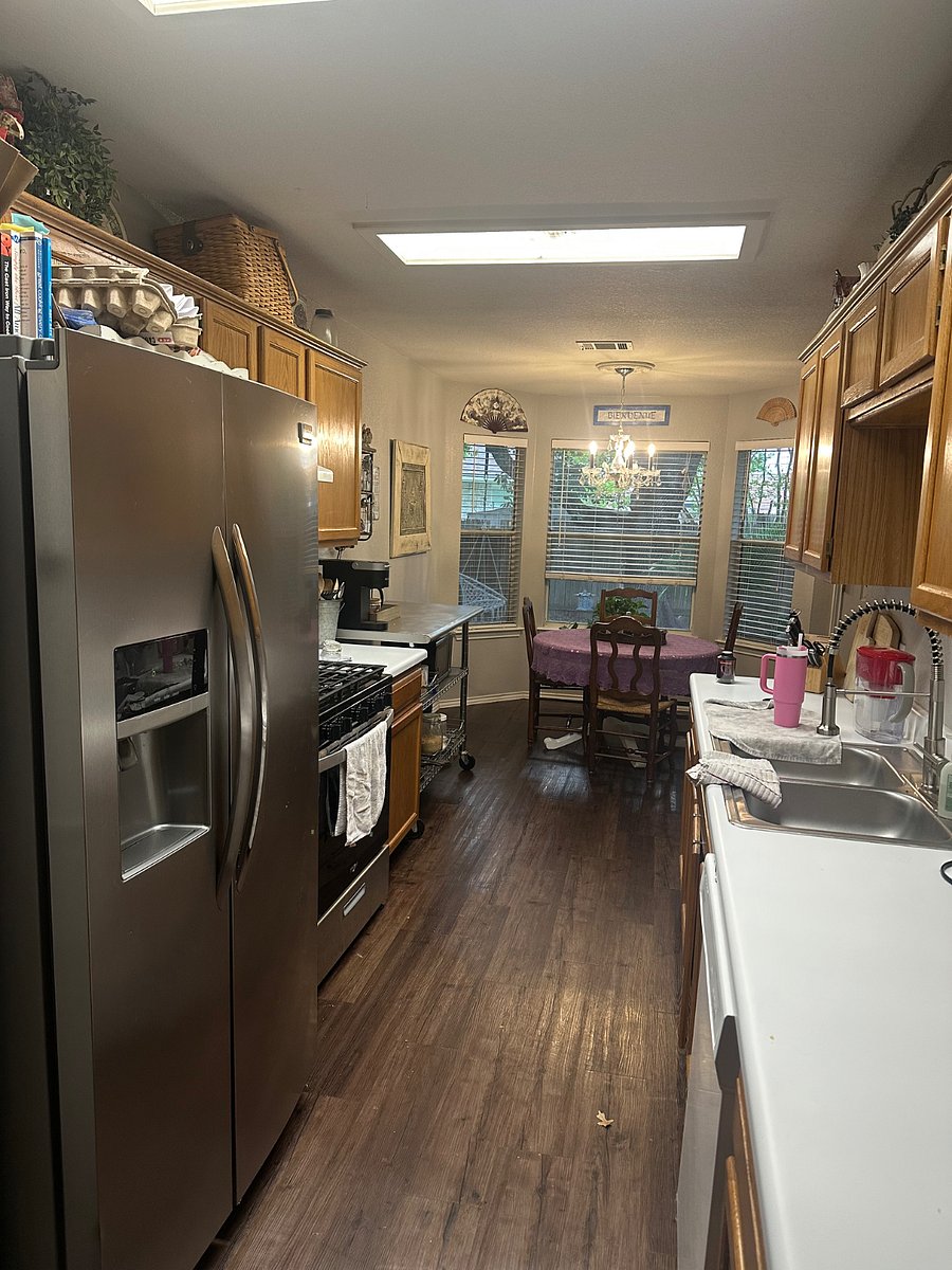 Fully equipt and updated kitchen with modern appliances. Gas stove, icemaker, fridge, dishwasher etc.
