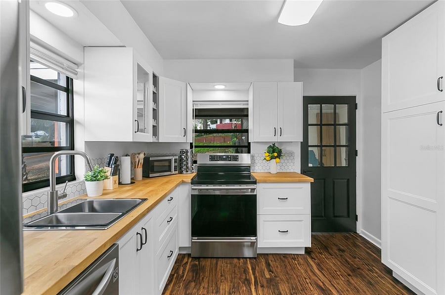 from dining area looking into kitchen