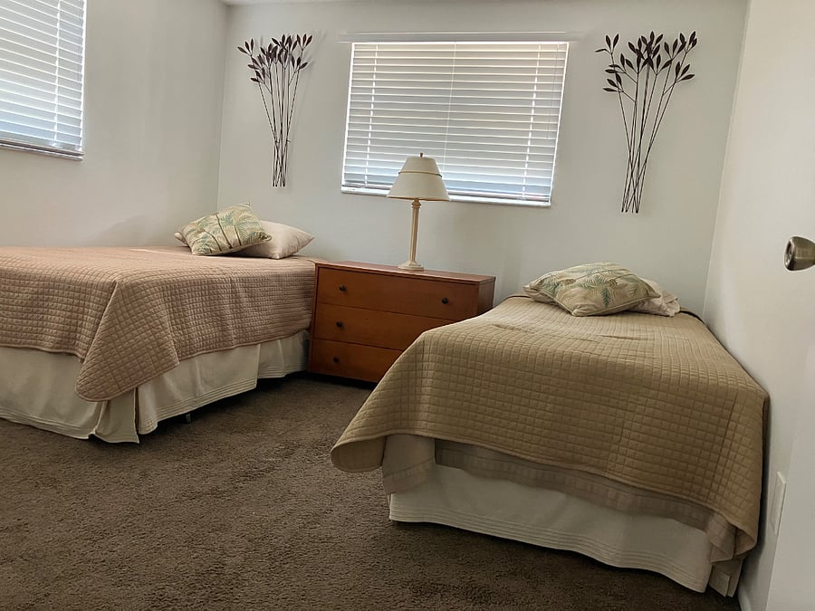 Second bedroom with twin beds
