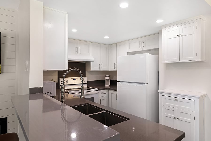 Modern and sleek designed kitchen including quartz countertops 