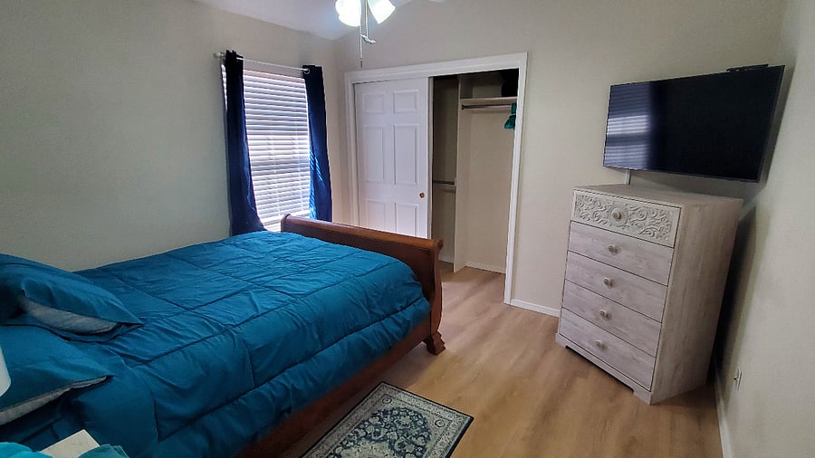 Side bedroom with queen bed