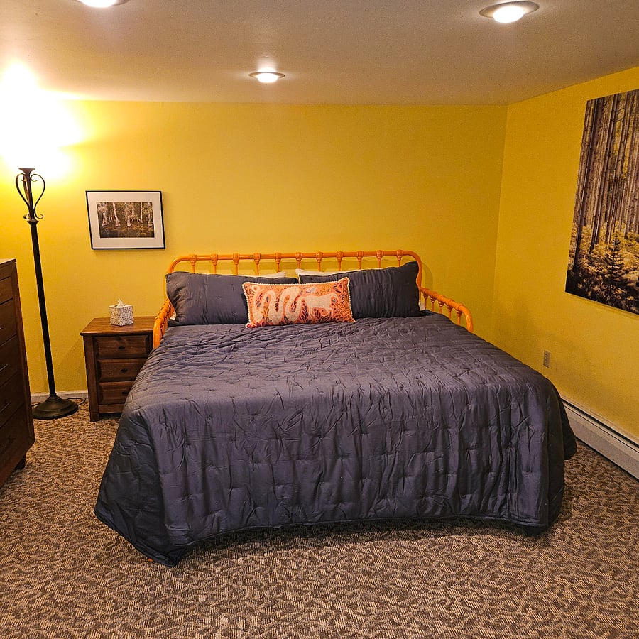 Master suite with king bed (converts to single bed with trundle or daybed)