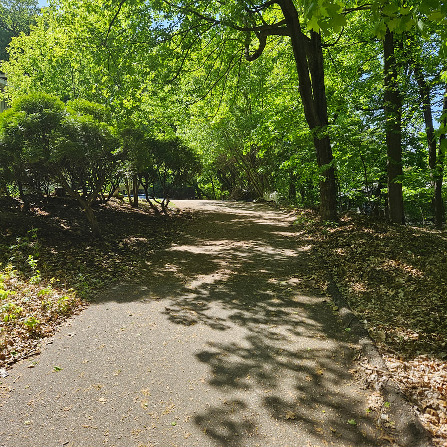 Circlular entrance from right