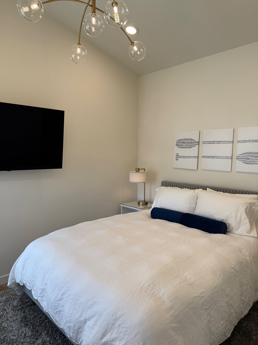 Comfortable queen sized bed with 4 memory foam or regular hypoallergenic pillows. Your choice!