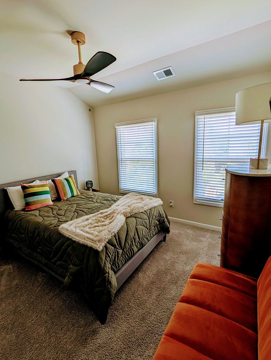 2nd Bedroom w/Queen-Sized Bed