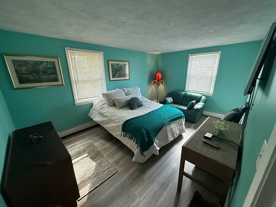 New Queen size bed, bureau, desk, AC and large closet