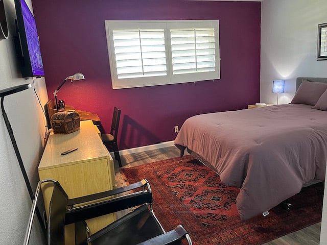 Spacious quiet room with Queen size bed