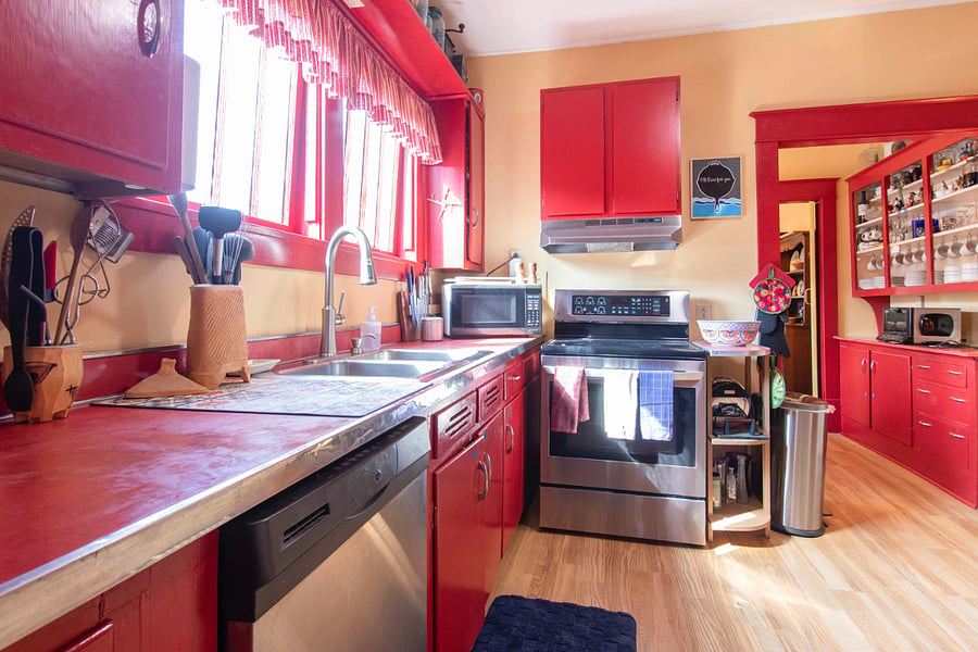 This country kitchen has all you need to make some great meals
