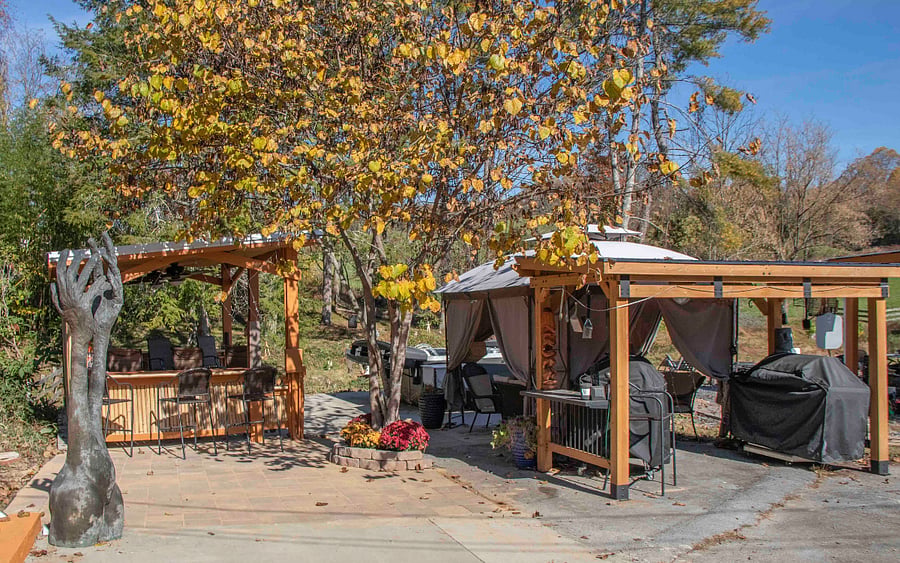 If you like to cook out, you've got all the amenities, including gas grills, Tiki Bar and Cabana