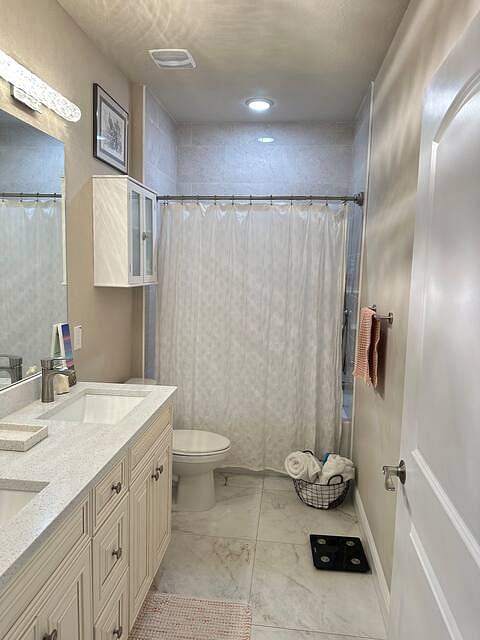 Upstairs second bathroom