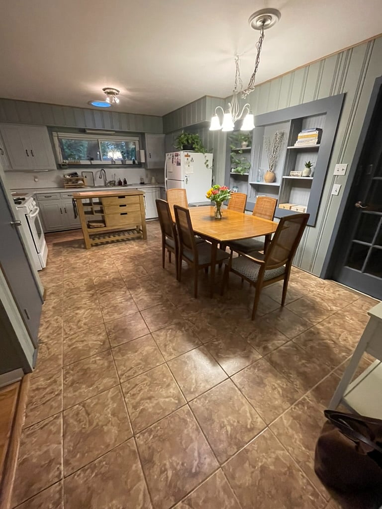Kitchen / Dining Area