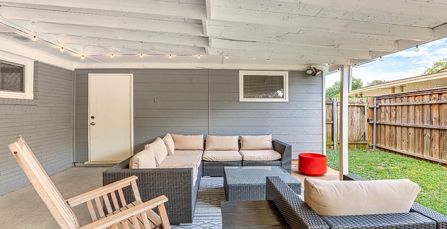 Patio & Outdoor Dining Area (with BBQ grill)