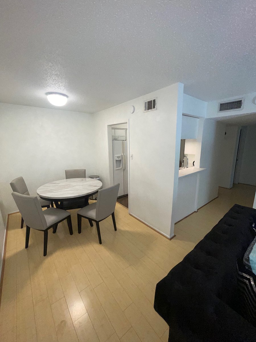 4 chair dining room and kitchen.