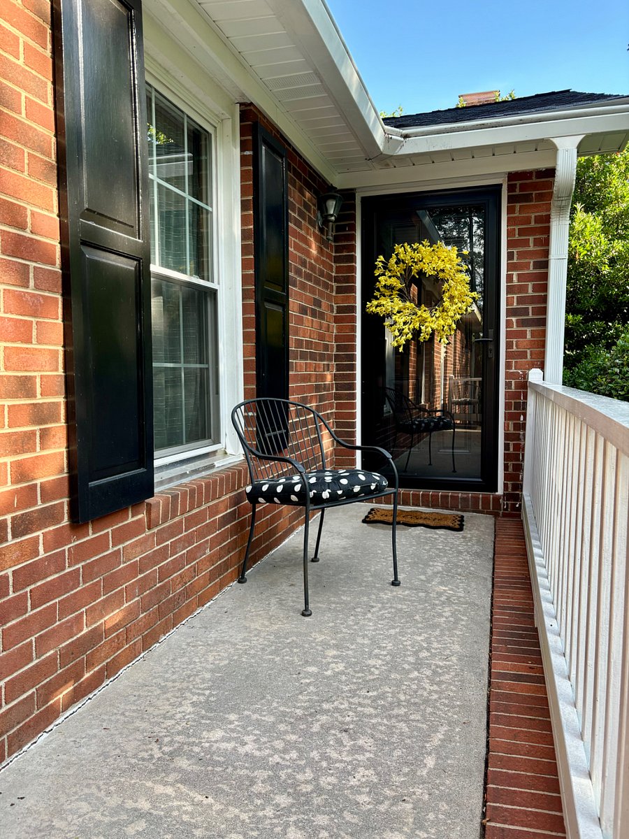 Front Porch Sitting with your personal entrance to ensuite.