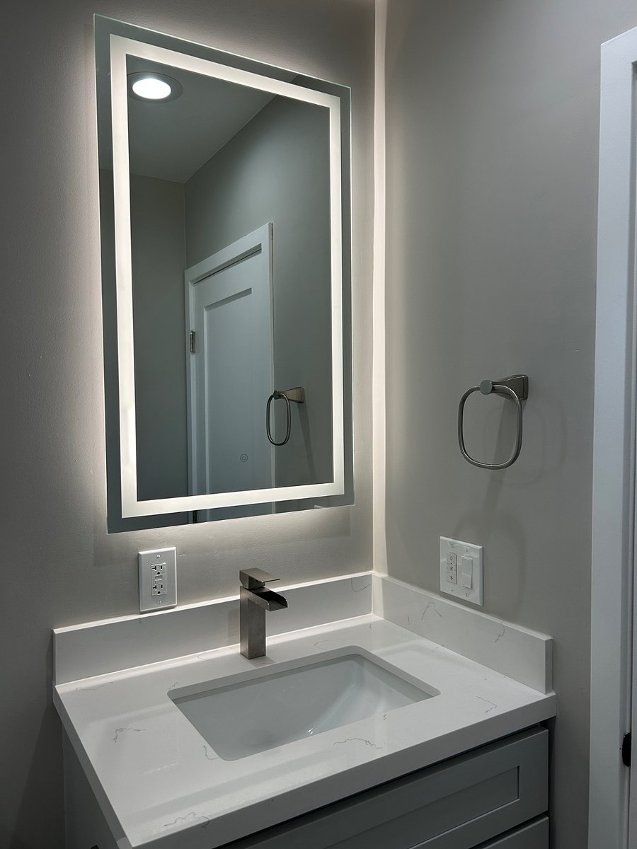 Vanity w/ lighting