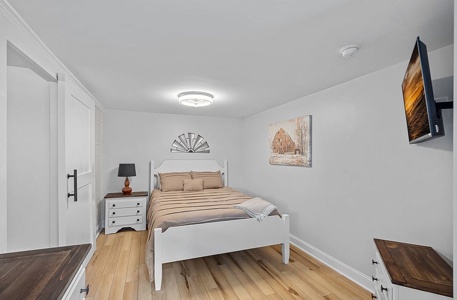 Queen Bedroom 