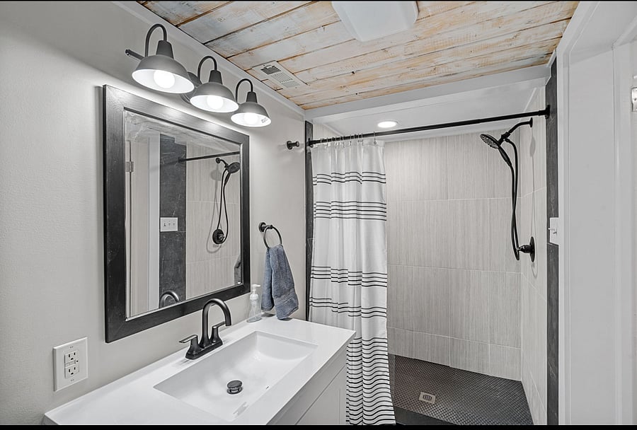 Hall Bathroom 