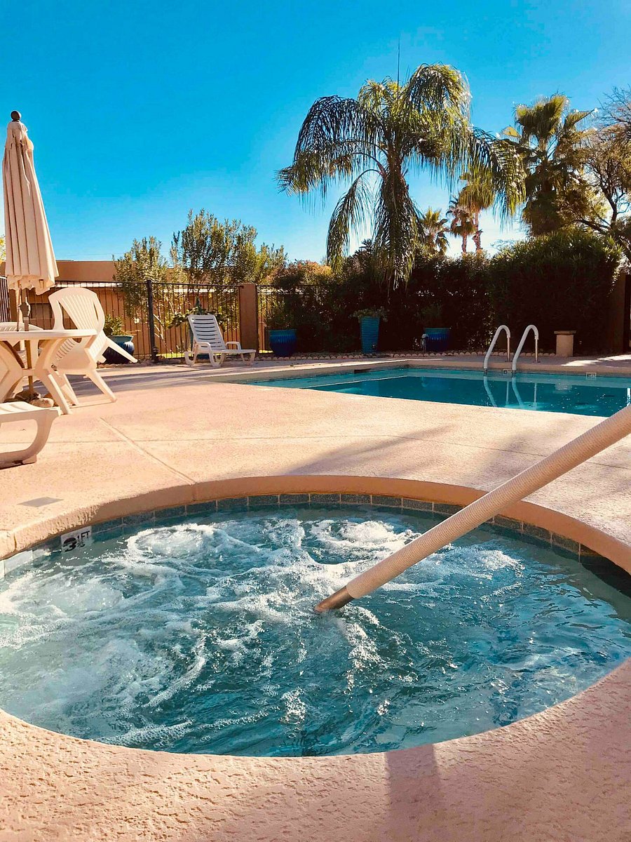 This is the second pool area, about a block past the first one. Both pool areas include a hot tub and lots of seating.