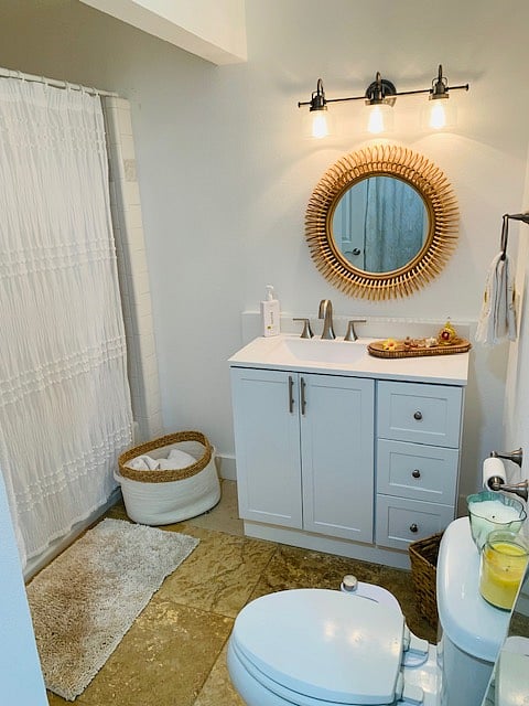 Upstairs bathroom ( tub/shower)
