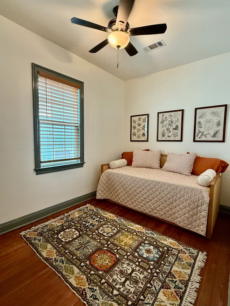 bedroom with twin daybed