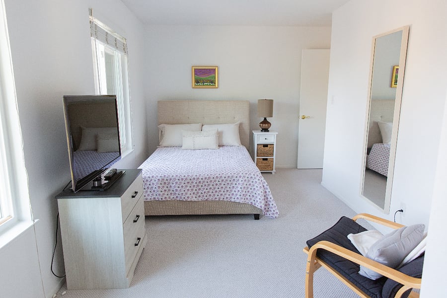 2nd bedroom, TV, full/double bed.