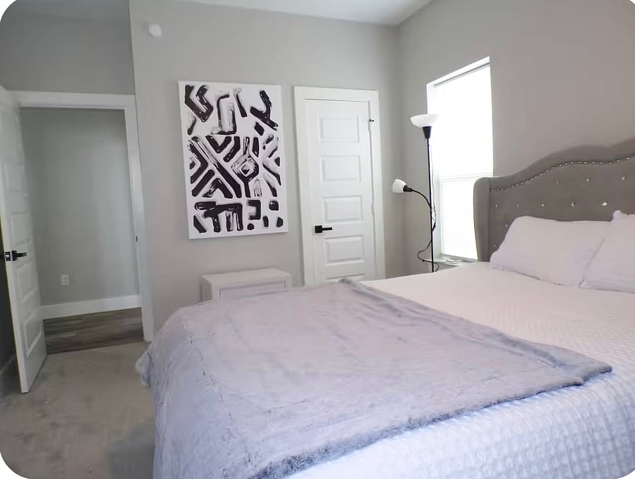 Queen room