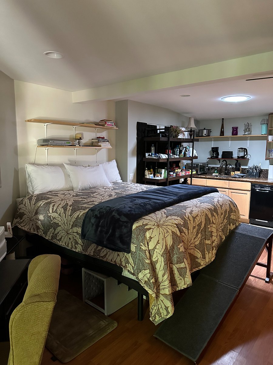 Separate unit duplex with own separate entry, own private yard and parking in front of the single car garage side or in the street. This unit does Not get use of the pool or spa UNLESS the people in the main home agree to that!